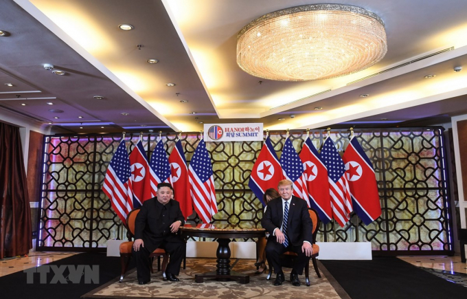 Tổng thống Mỹ Donald Trump (phải) v&agrave; Chủ tịch Triều Ti&ecirc;n Kim Jong-un trong cuộc gặp ri&ecirc;ng tại ng&agrave;y l&agrave;m việc thứ hai của Hội nghị thượng đỉnh Mỹ-Triều lần hai ở H&agrave; Nội, ng&agrave;y 28/2/2019. (Nguồn: AFP/TTXVN).