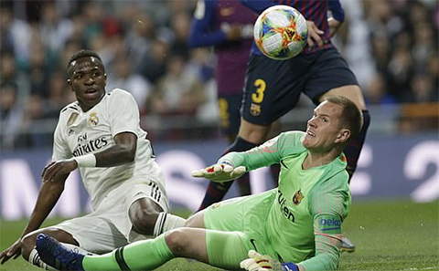 C&aacute;c cầu thủ Real Madrid bỏ lỡ rất nhiều cơ hội ghi b&agrave;n trong hiệp 1.