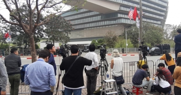 Họp báo Thượng đỉnh Mỹ - Triều: Hàng chục phóng viên túc trực bên ngoài khách sạn Marriot