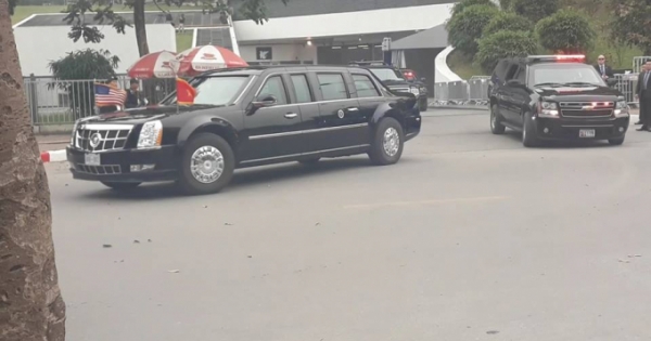 Tổng thống Donald Trump rời khách sạn Marriot ra sân bay