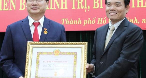 Bí thư Thành ủy TPHCM Nguyễn Thiện Nhân nhận Huy hiệu 40 năm tuổi Đảng
