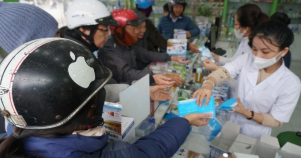 Hà Tĩnh: Siêu thị thuốc phát miễn phí 5.000 khẩu trang y tế cho người dân phòng, chống virus corona