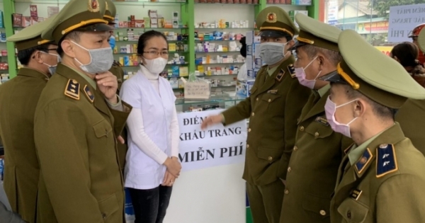 Hà Tĩnh: Được lực lượng QLTT vận động, nhà thuốc phát hàng nghìn khẩu trang miễn phí cho người dân