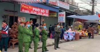 Hàng trăm cảnh sát đeo khẩu trang để bảo đảm trật tự và tuyên truyền phòng chống “dịch Corona” tại chợ Viềng