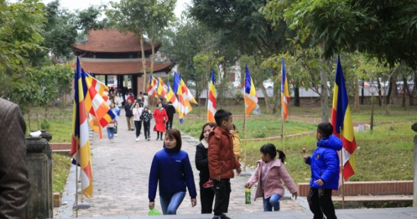 Bắc Giang: Đông đảo du khách đến tham quan, chiêm bái các điểm di tích nổi tiếng trên địa bàn huyện Yên Dũng