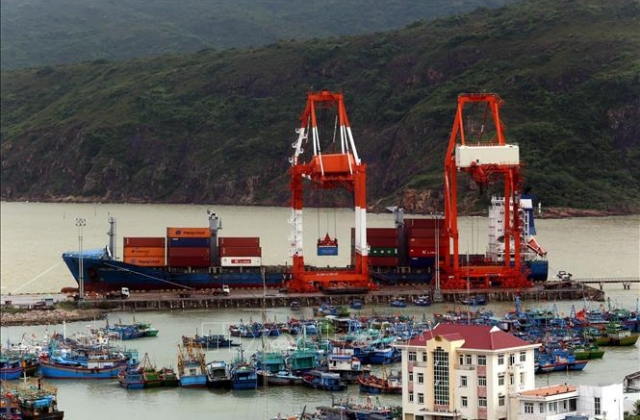 Giám sát sức khỏe khoảng 100 người Trung Quốc trên 5 tàu cập cảng Quy Nhơn