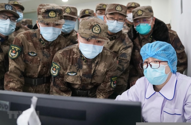 Các bệnh viện dã chiến tại Vũ Hán bắt đầu tiếp nhận bệnh nhân