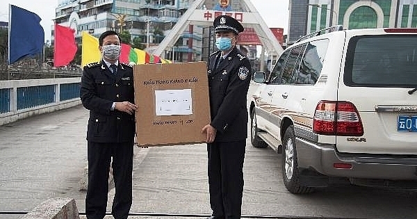 Hải quan Lào Cai trao tặng khẩu trang y tế cho Hải Quan Hà Khẩu, Trung Quốc