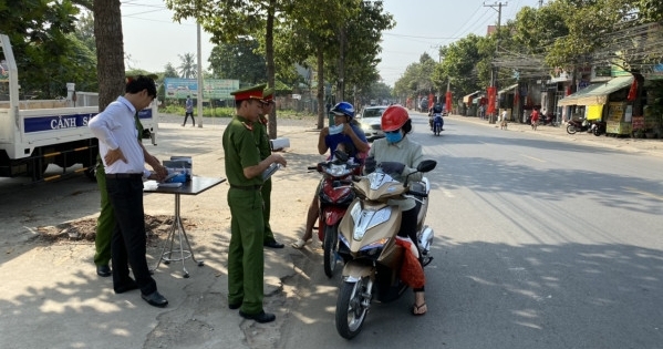 TP Biên Hòa: Công an phường An Bình phát hàng nghìn khẩu trang miễn phí cho người dân