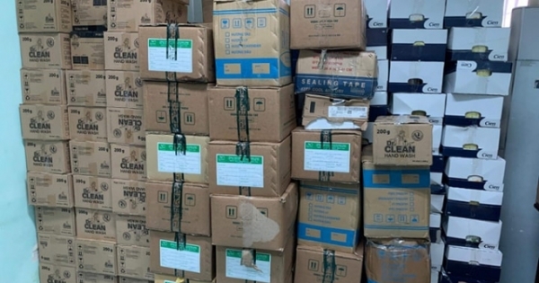 Hà Nội: Tịch thu lượng lớn khẩu trang và nước rửa tay nghi bị làm giả