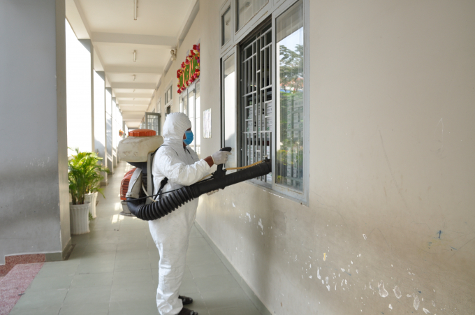 Nhân viên y tế tiến hành phun thuốc tại trường Tiểu học Hà Huy Giáp - TP Biên Hoà