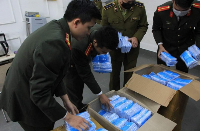 Hà Nội: Công an thu giữ lô khẩu trang y tế có nghi vấn tích trữ để bán ra nước ngoài