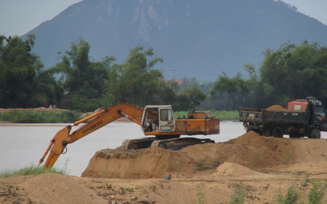 Tỉnh Quảng Bình cấp phép cho doanh nghiệp khai thác cát