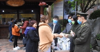 Phòng dịch nCoV, Yên Tử phát hàng nghìn khẩu trang cho du khách