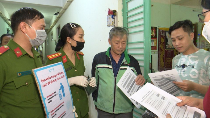 Công an phường Nại Hiên Đông, quận Sơn Trà đi phát khẩu trang y tế và hướng dẫn người dân phòng chống dịch.