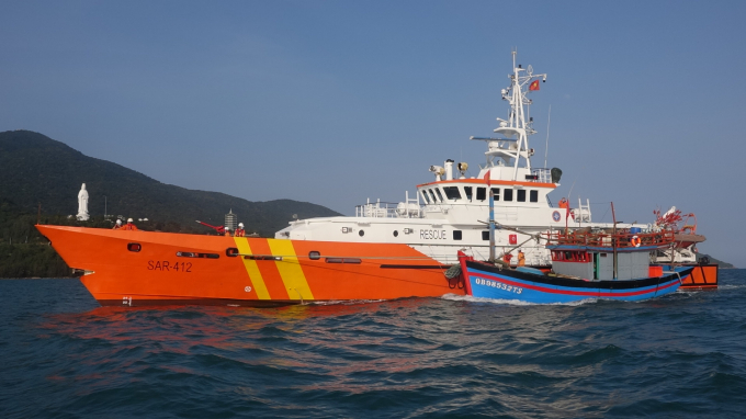 Tàu cá QB 98532 TS bị hỏng máy chính, mất khả năng điều động được tàu SAR cứu hộ