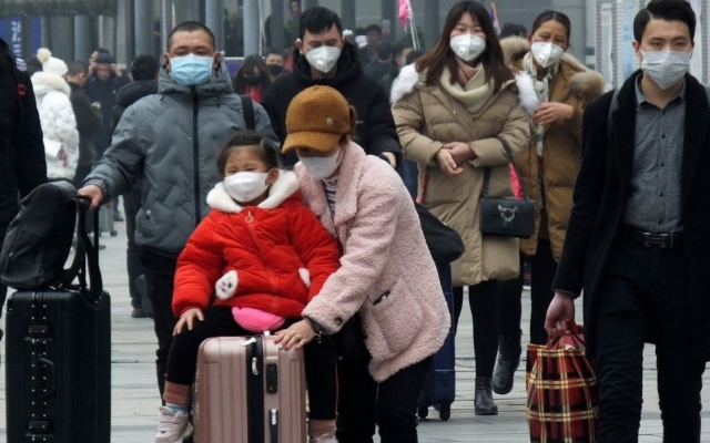 Con số tử vong do virus corona vượt qua SARS, Trung Quốc cảnh báo đường lây nhiễm mới của virus corona