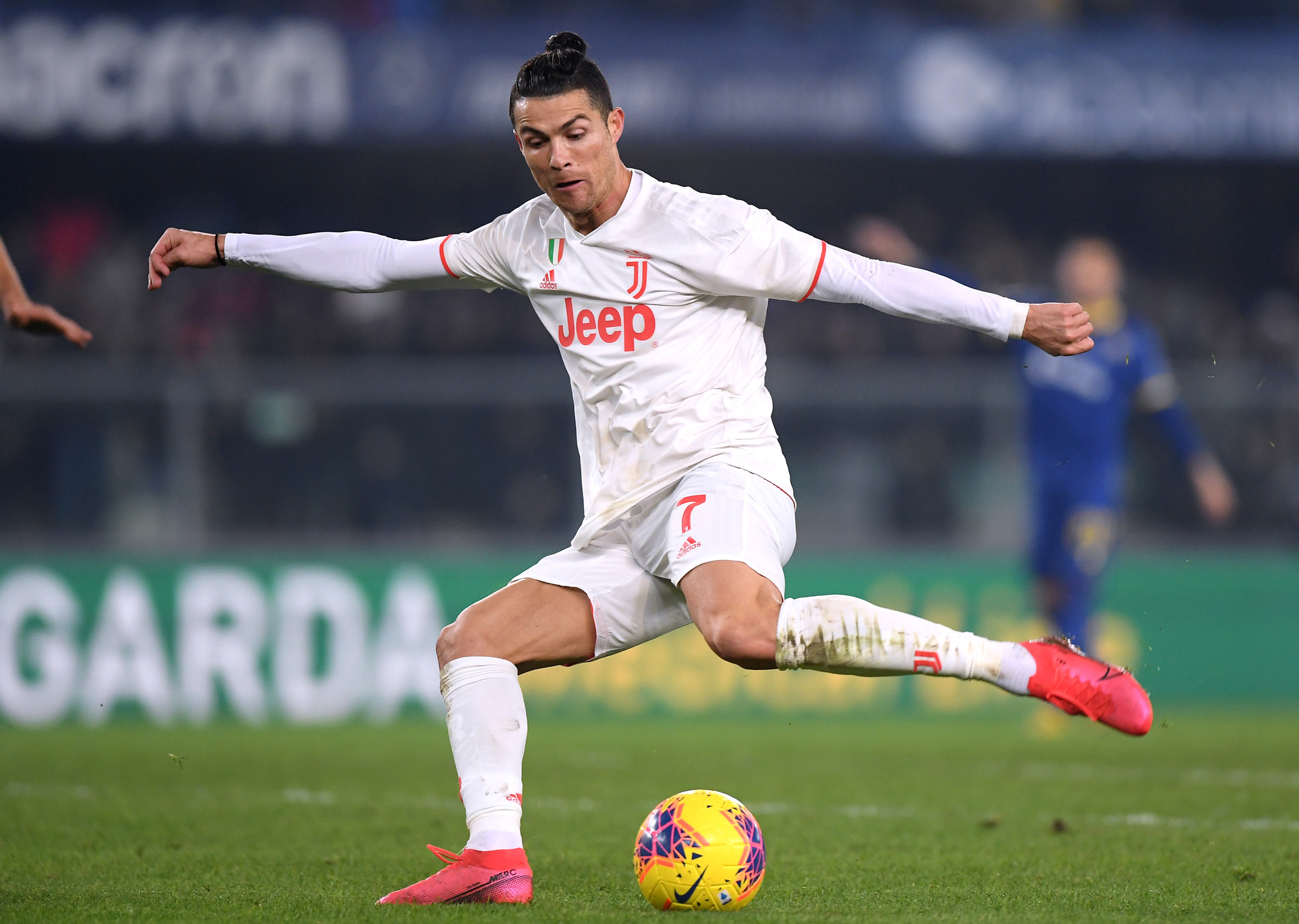 Ronaldo lập kỷ lục trong trận Juventus thua ngược - Ảnh 4.
