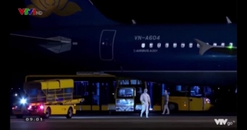 Video: Chuyến bay đặc biệt đón 30 người Việt từ Vũ Hán về Vân Đồn