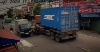 Thót tim clip 2 thanh bị kẹp giữa container và xe tải