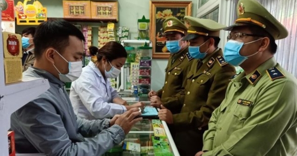 Tăng giá bán khẩu trang, 4 nhà thuốc ở Thanh Hóa bị tước giấy phép