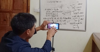 Giữa cơn bão Covid-19, thầy giáo tại Nghệ An quay video lên Youtube giúp học sinh ôn bài trong ngày nghỉ