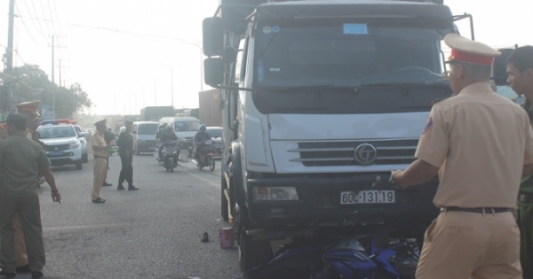 Đồng Nai: Xe tải tông hàng loạt xe máy chờ đèn đỏ, một phụ nữ tử vong