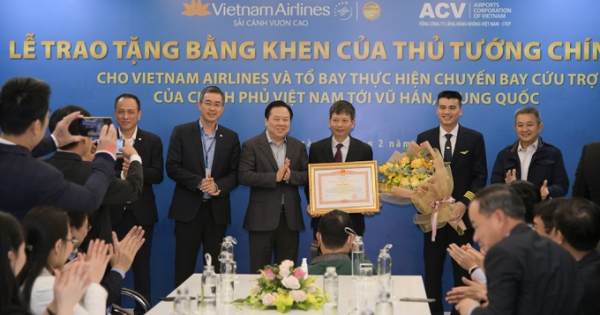 Thủ tướng Chính phủ tặng bằng khen cho Tổ bay Vietnam Airlines đón công dân Việt Nam trở về từ Vũ Hán
