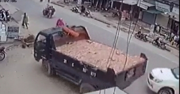 Camera ghi lại cú đánh lái “thần sầu” tránh xe bán tải, nhiều người thoát chết trong gang tấc