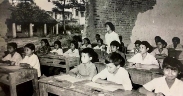 ‘Lớp học sau khi địch rút chạy’ - Bức ảnh chiến tranh vệ quốc tháng 2/1979 lay động lòng người