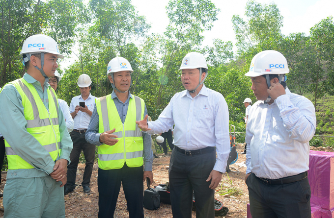 Ông Nguyễn Đức Tuyển (thứ hai, từ phải qua trái) trên công trường thi công dự án đường dây 500kV mạch 3.