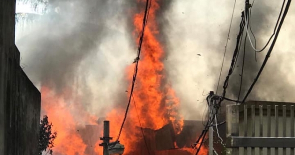 Hà Hội: Kinh hoàng cháy lớn ở xưởng mộc, lửa cao "ngút trời"