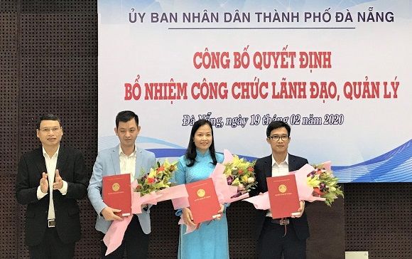 Lãnh đạo thành phố trao quyết định cho ông Nguyễn Văn Tân (thứ hai, từ trái qua phải), bà