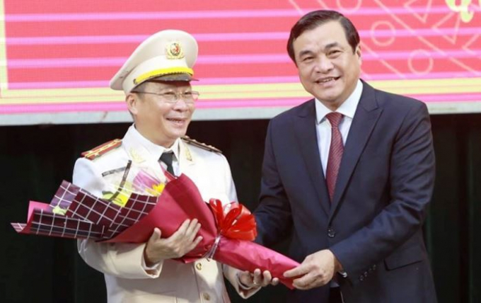 Giám đốc Công an tỉnh Quảng Nam Nguyễn Đức Dũng (trắng) được thăng cấp bậc hàm từ Đại tá lên Thiếu tướng. (Ảnh minh họa).