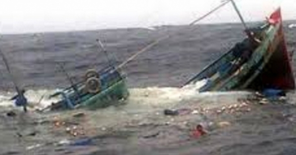Tàu cá Nghệ An cùng 5 ngư dân bị chìm khi trên đường vào cảng