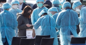 Bộ trưởng Nhật Bản xin lỗi vì “thả” 23 người chưa xét nghiệm virus corona