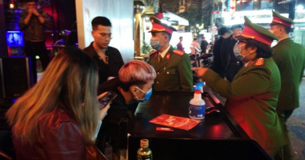 COVID-19: Cảnh sát kiểm tra hàng loạt quán bar trên phố cổ Hà Nội