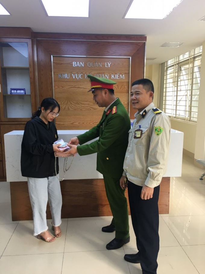 Sinh viên Học viện Báo chí và Tuyên truyền viết thư cảm ơn CAQ Hoàn Kiếm, nhân viên của Ban Bản lý hồ Gươm sau khi nhận lại được tài sản.
