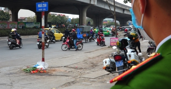 Đoàn xe băng băng đi ngược đường Hà Nội phản ứng bất ngờ khi gặp CSGT
