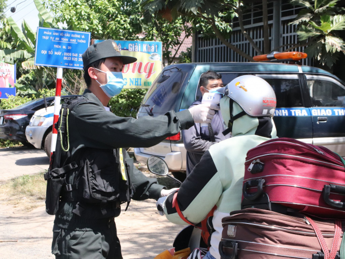 Tất cả người người dân di chuyển vào địa phận tỉnh Lâm Đồng đều phải khai báo y tế, đo thân nhiệt và đeo khẩu trang.