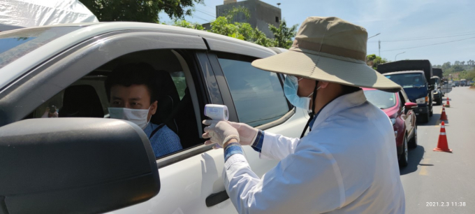 Chốt kiểm dịch số 1 trên QL 20 được xem là quan trọng nhất trong công tác phòng, chống dịch Covid-19 của tỉnh Lâm Đồng. Tại đây, trong mỗi ca trực, các lực lượng được phân công nhiệm vụ cụ thể cùng kiểm soát, kiểm tra y tế người điều khiển phương tiện giao thông từ TP Hồ Chí Minh và các tỉnh Đông Nam Bộ.