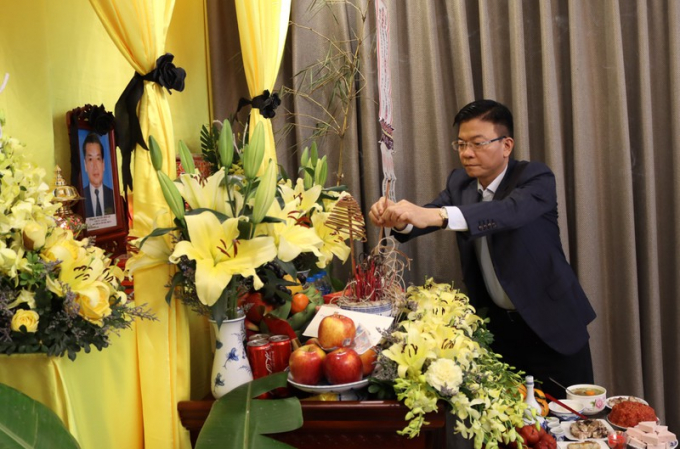 Bộ trưởng Lê Thành Long thắp hương tưởng nhớ cố Bộ trưởng Nguyễn Đình Lộc