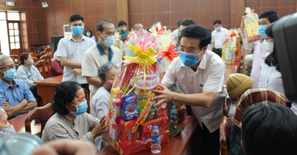 Đoàn Đại biểu Quốc hội tỉnh Đồng Nai tặng quà cho các gia đình chính sách