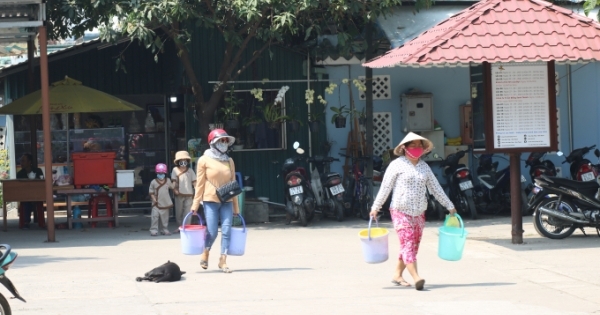 Người dân TP HCM đeo khẩu trang đi phóng sinh trong ngày cúng ông Công ông Táo