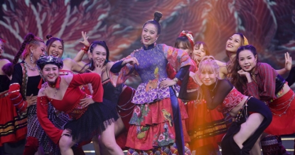 Hoàng Thùy Linh, Wowy rực rỡ trên sân khấu Tết Tân Thời