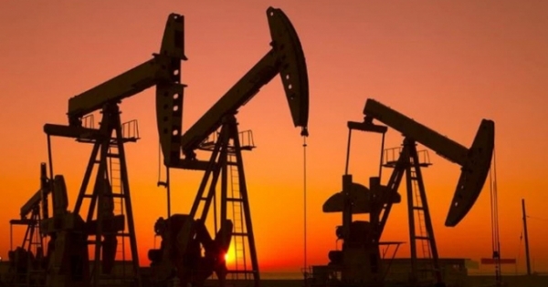Giá dầu thế giới chạm đỉnh 1 năm