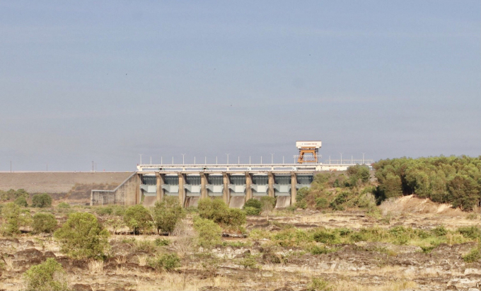 Đập thủy điện Trị An, một con đập có vai trò quan trọng hàng đầu trên dòng sông Đồng Nai. Đập chính và các đập phụ tạo nên hồ chứa nước rộng 323 km2 với dung tích tổng cộng 2,76 tỉ m3, dung tích hữu ích là 2,54 tỉ m3.