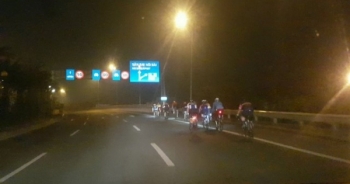 Đoàn xe đạp "thách thức tử thần" trên đường Võ Nguyên Giáp
