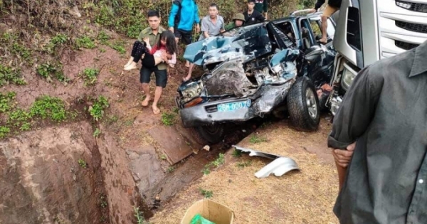 Sơn La: Va chạm giữa xe biển xanh với xe bồn, 7 người thương vong