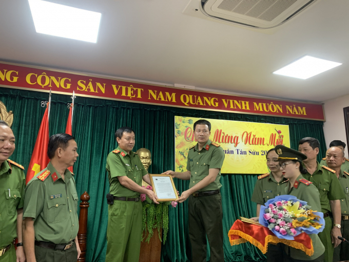 Đại tá Vũ Hồng Văn, Giám đốc Công an tỉnh Đồng Nai thay mặt Bộ Công an trao tặng giấy khen cho ban chuyên án.